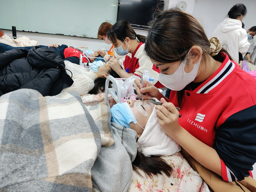 南寧美甲美睫培訓(xùn)：開綜合店為什么要學(xué)美睫？